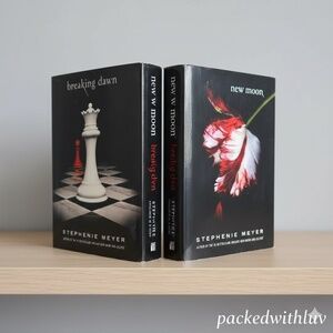 Twilight Saga Book Bundle: New Moon (PB) & Breaking Dawn (HC) Set